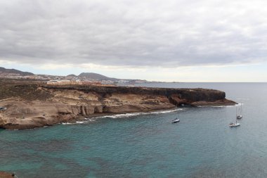 Plajdaki kayalıklarla kıyı şeridi Playa de los Morteros Kanarya Adası Tenerife, İspanya