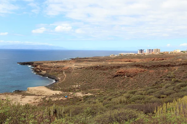 西班牙加那利岛Tenerife的Playa Diego Hernandez海滩与悬崖的海岸线 — 图库照片