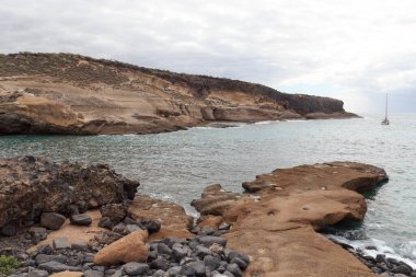 Plajdaki kayalıklarla kıyı şeridi Playa de los Morteros Kanarya Adası Tenerife, İspanya