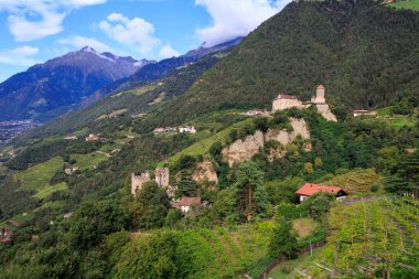 Tyrol Castle (Schloss Tirol), Schloss Brunnenburg, Cima di Tel (Zielspitze) ile Panorama, Güney Tyrol, İtalya