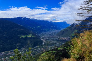 Hochmuth dağ istasyonundan dağ manzaralı Etschtal vadisine ve Hasenoehrl zirvesine doğru Güney Tyrol, İtalya
