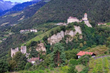 Tyrol Kalesi (Schloss Tirol), Schloss Brunnenburg ve Güney Tyrol, İtalya 'daki Tirol dağlarında (Dorf Tirol) üzüm bağları ile Panorama