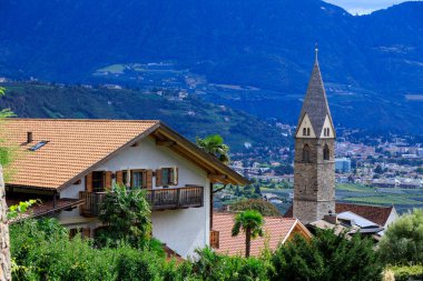 St. Hippolyt und St. Erhard Kilisesi ile Güney Tyrol, İtalya 'da Algund köyü (Lagundo) panoraması