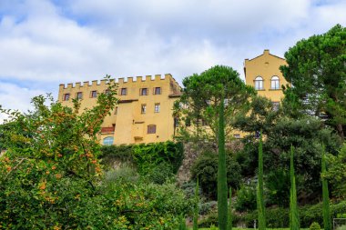 Merano yakınlarındaki Trauttmansdorff Kalesi, Güney Tyrol, İtalya 