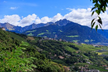 Schloss Brunnenburg şatosu, üzüm bağları, Tirol köyü (Dorf Tirol) ve İtalya 'nın Güney Tyrol kentinde Dağ Zirvesi Ifinger ile Panorama