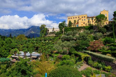 Merano, Güney Tyrol, İtalya yakınlarında dağ manzaralı Trauttmansdorff Şatosu Bahçeleri 
