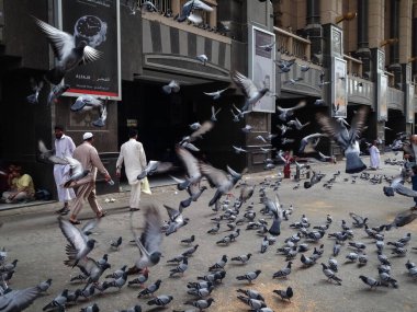 Mekke / Suudi Arabistan - 31 Aralık 2013: Bir öğleden sonra Ajyad ilçesinde güvercinler ve yayalar buluşma noktası