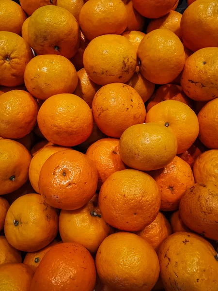 Vers Van Mandarijn Sinaasappelen Een Rek Fruitmarkt — Stockfoto