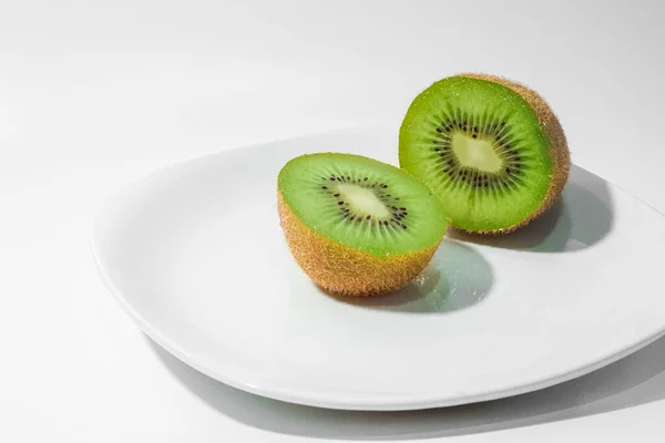 Frische Kiwi Scheiben Auf Einem Teller Mit Weißem Hintergrund — Stockfoto