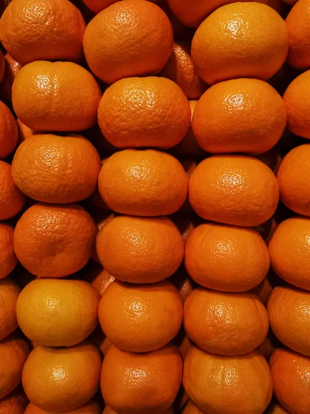 Süpermarkette Meyve Rafında Duran Taze Mandarin Portakalları — Stok fotoğraf
