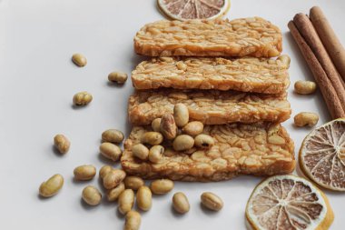 Endonezya 'dan mayalanmış soya fasulyesi keki olarak bilinen kızarmış tempo beyaz arka planda yakın plan fotoğrafı.