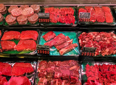 Süpermarketteki plastik kutuda farklı paketlenmiş et türlerini göster