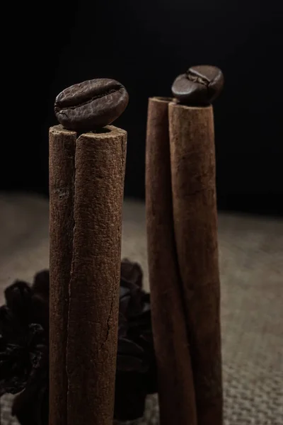 Roasted Coffee Bean Standing Cinnamon Stick Texture Close Photo Burlap — Stock Photo, Image