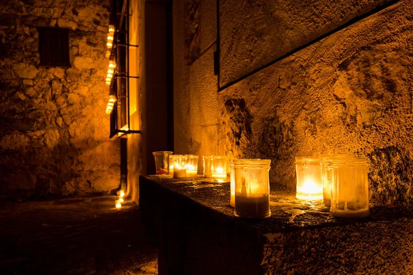 Mumların olduğu gece sokakta mumlar, Pedraza, Segovia, İspanya