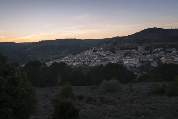 Günbatımında dağlarla çevrili tarihi ortaçağ köyü Pastrana 'nın üst görüntüsü, Guadalajara, İspanya