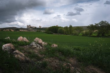 Baharda Ucles 'ta manastır ve arka planda şato manzarası, Cuenca, İspanya