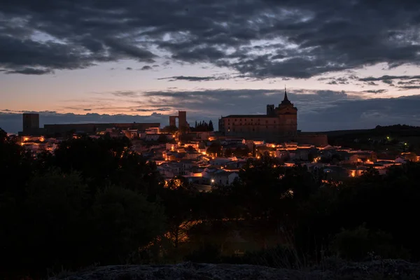 日没の丘の上に修道院や城とウクレスの照明の町の都市風景 クエンカ カスティーリャ マンチャ スペイン — ストック写真