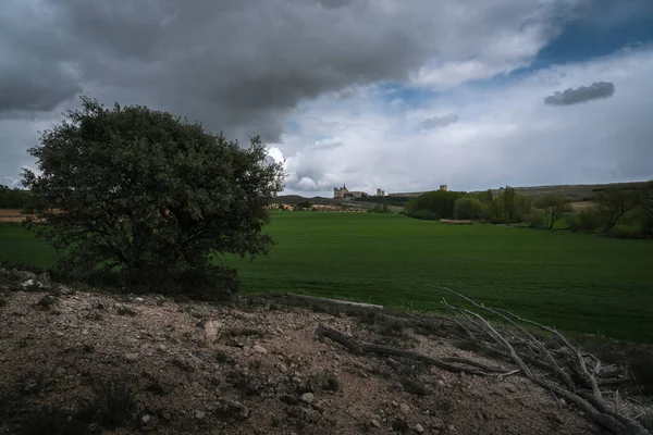 ウクレスの歴史的な村と自然景観その修道院と春の背景に城 クエンカ スペイン — ストック写真