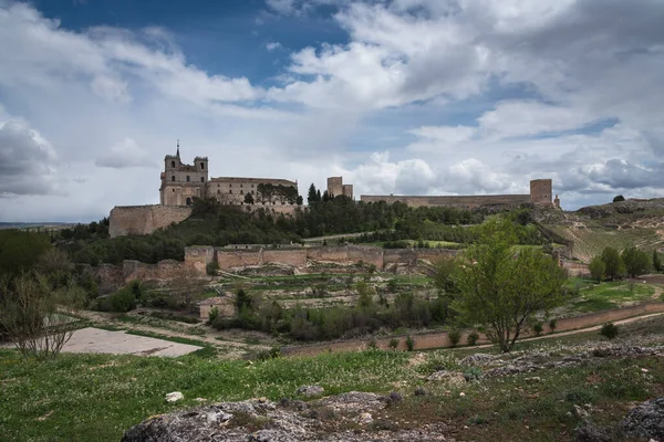 春の曇り空の下で修道院 ウクレスの壁のパノラマビュー Cuenca スペイン — ストック写真