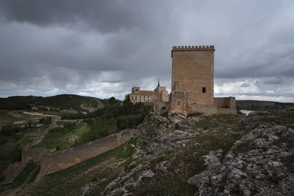 嵐の空の下で前景に主塔を持つウクレスの城 クエンカ スペイン — ストック写真