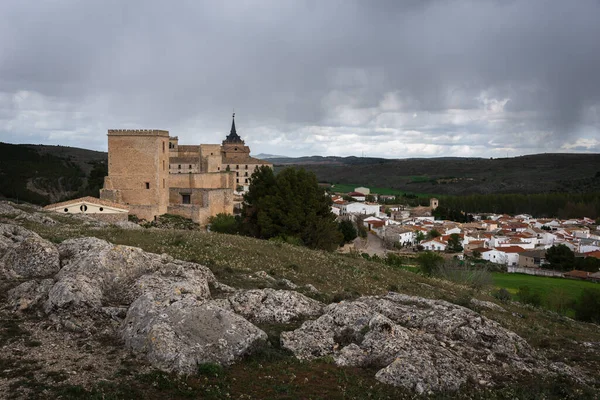 Ucles 'ın panoramik manzarası bir tepenin üstünden, Cuenca, İspanya