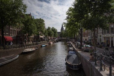 Amsterdam Kanalları 'nda, Hollanda' da vakit geçirin.