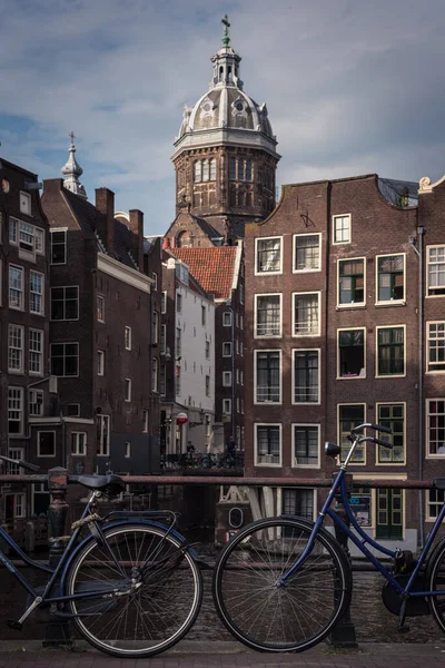 Amsterdam şehir manzaralı kanallar, bisikletler ve tipik Hollandalı evleri, Hollanda