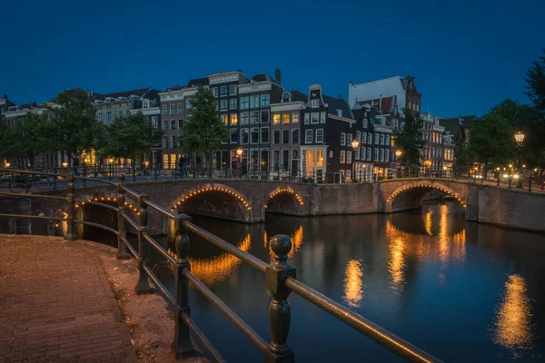 Geceleri yanan kanallar, Amsterdam, Hollanda.