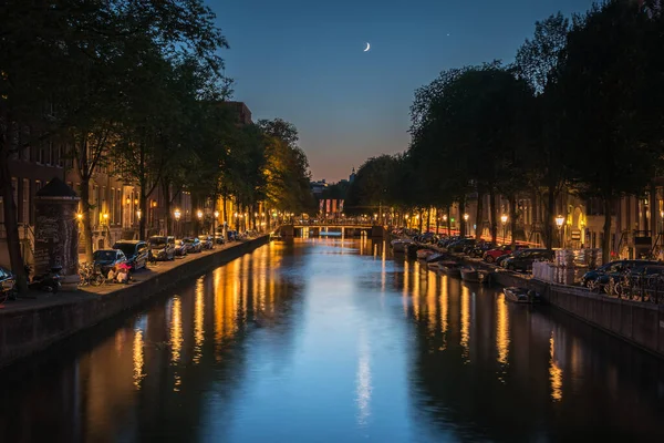 Luna Refleja Agua Del Canal Por Noche Amsterdam Países Bajos — Foto de Stock