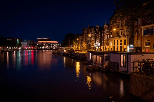 Reflectie Het Kanaal Van Verlichte Stad Amsterdam Nachts Nederland — Stockfoto