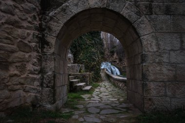 Guadalajara, Trillo köyündeki atari salonundan bir şelale manzarası.