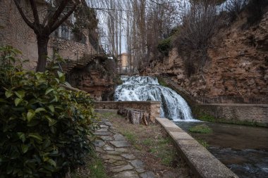 Cifuentes nehrinin şelalesi Trillo, Guadalajara, İspanya 'nın merkezinden geçerken