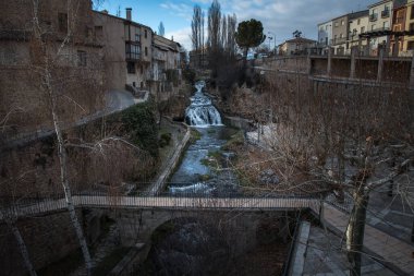 Cifuentes nehrinin bir şelalesi Trillo 'nun merkezinden geçer bir kış günü, Guadalajara, İspanya.