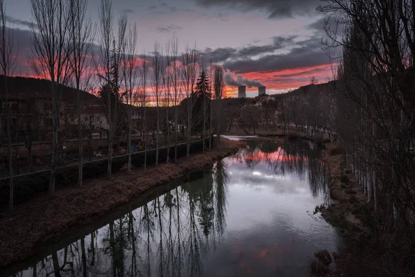 Trillo 'da arka planda nükleer enerji santrali bulunan günbatımı manzarası, Trillo (Guadalajara), İspanya.