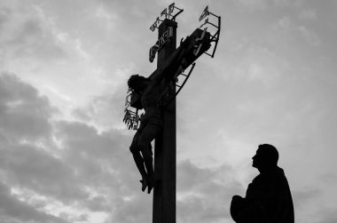 Çarmıhta İsa 'ya dua eden bir rahibi temsil eden siluetler, Prag, Çek Cumhuriyeti