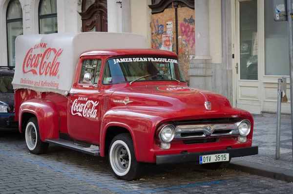 Çek Cumhuriyeti Prag sokaklarında Coca Cola adlı reklam yazısıyla kırmızı retro kamyonet Ford F-100