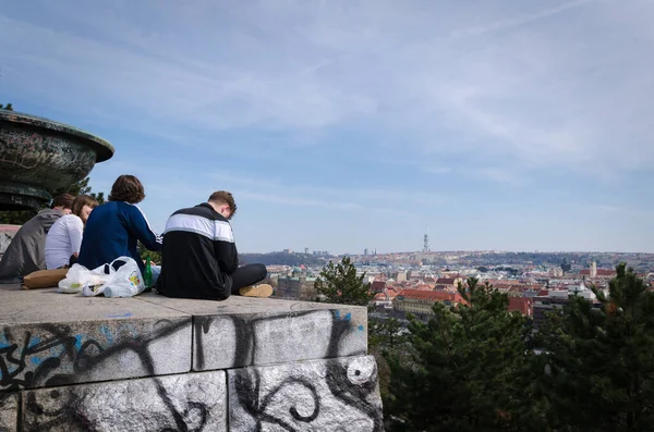 Eine Gruppe Junger Leute Plaudert Einem Aussichtspunkt Oberen Prag Tschechien — Stockfoto