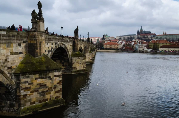 Bulutlu bir günde, Prag, Çek Cumhuriyeti 'nde, Charles köprüsü ve katedralli Moldava nehri ve arka planda şato.