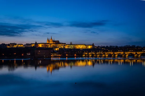 Prag 'ın mavi saatindeki gece manzarası Moldava nehri, Prag, Çek Cumhuriyeti' ne yansıyor.