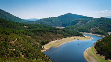 Melero Meander dağlarla çevrili mavi gökyüzü, Riomalo de Abajo, Las Hurdes, Caceres, İspanya