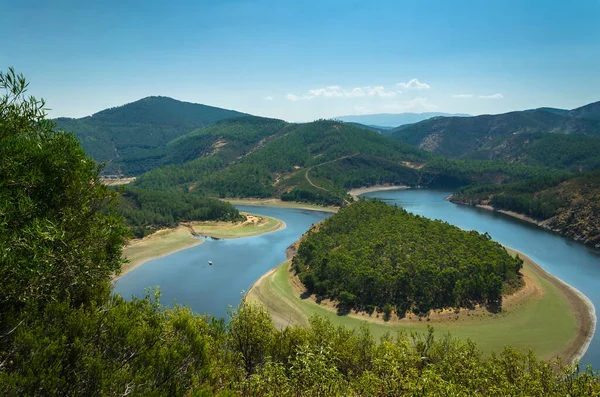 Melero Meander dağlarla çevrili mavi gökyüzü, Riomalo de Abajo, Las Hurdes, Caceres, İspanya