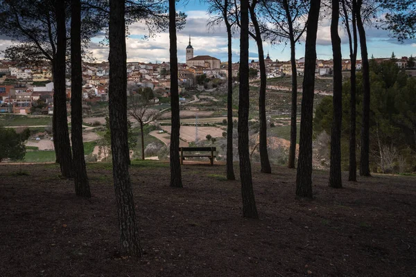 青い空の下の松の間のオレハのコルメナール オレハの街の風景 マドリード スペイン — ストック写真