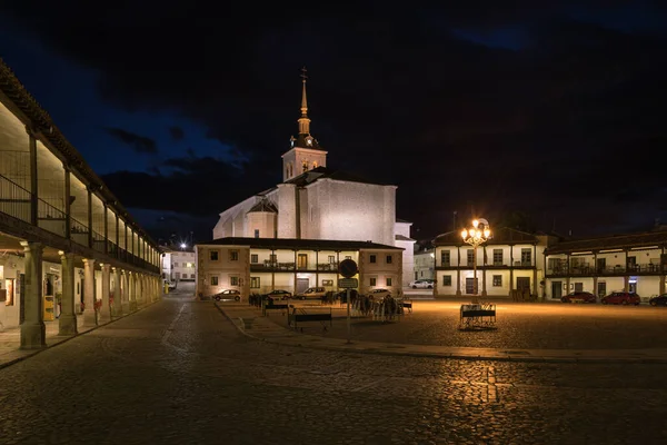 Colmenar de Oreja şehir peyzajı atari meydanı geceleyin aydınlatılıyor, Madrid, İspanya.