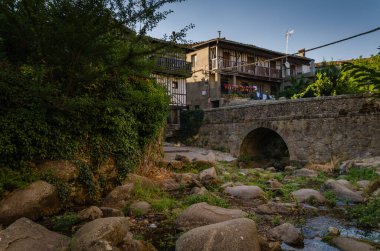 La Alberca, Salamanca, İspanya 'da küçük bir dere geçmektedir.