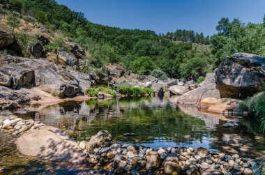 Las Batuecas, Salamanca, İspanya Doğal Parkı 'ndaki çevreyi yansıtan küçük bir göl.