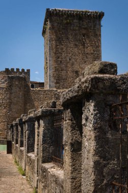 San Martin del Castanar 'da gün batımı şatosu ve ön planda boğa güreşi, Salamanca, İspanya