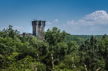Castillo de Monleon 'un ana kulesi İspanya' nın Salamanca kentindeki ağaçların arasında yer alır..