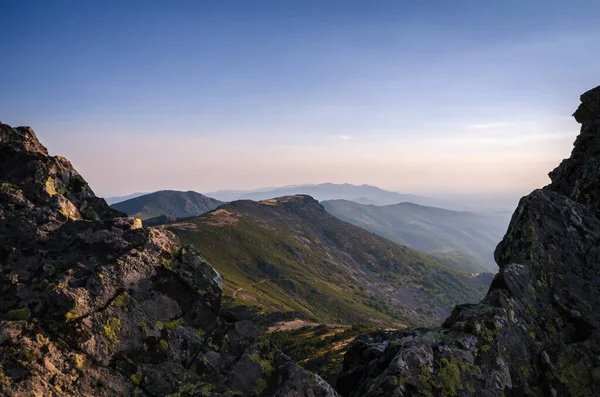 Gün batımında dağ manzarası, vadiyi kaplayan sis, Sierra de Francia, Salamanca, İspanya