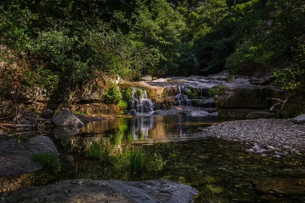 Vodopád Klidné Řeky Tekoucí Lese Odrážející Přírodní Prostředí Přírodní Park — Stock fotografie