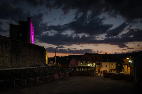 San Martin del Castanar 'da gün batımı şatosu ve ön planda boğa güreşi, Salamanca, İspanya